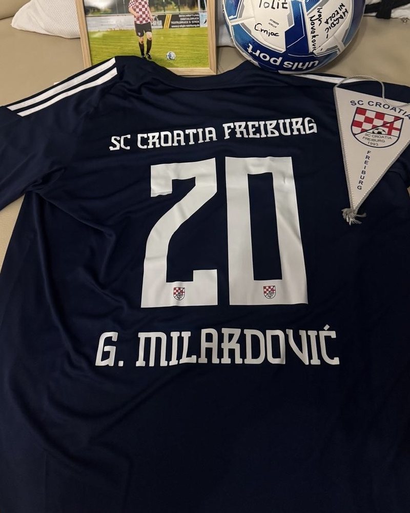 Personalisiertes Fußballtrikot mit Name und Nummer